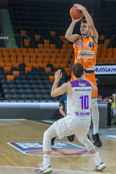 次助攻和一 次助攻和一